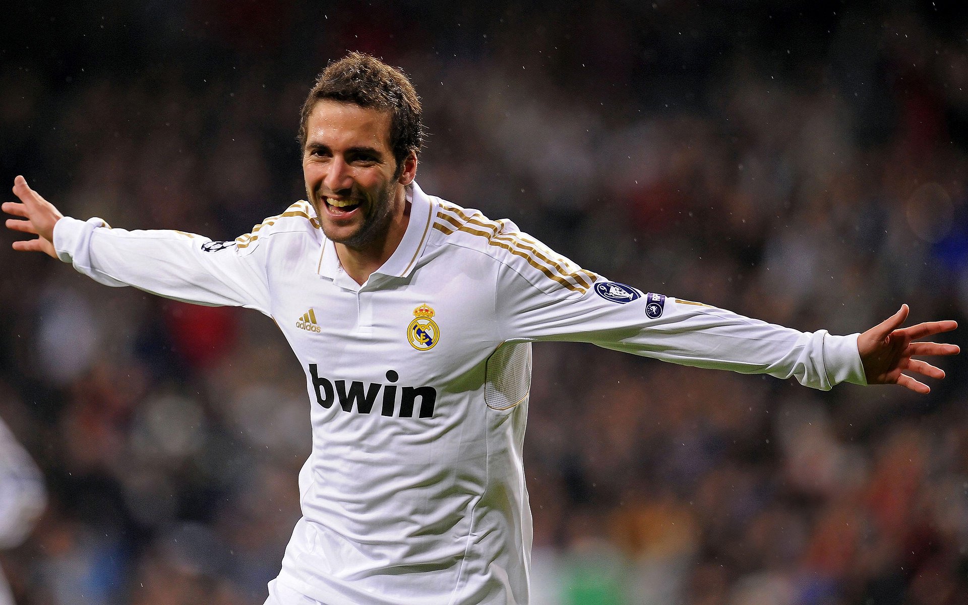 极速与绝杀的交响，F1新赛季揭幕战之夜，莱万末节接管比赛的跨界启示